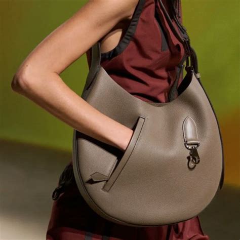 The Return of Elegance: The Arçon Bag by Hermès.